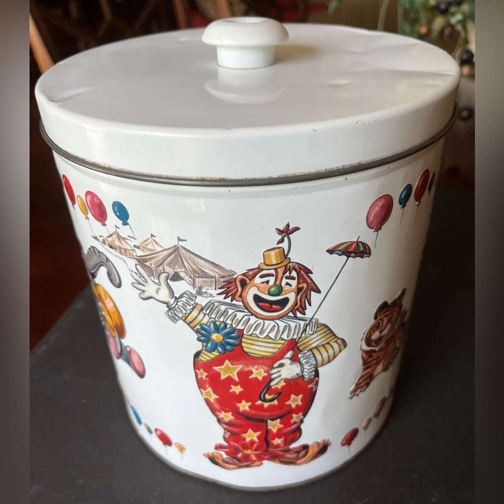 Vintage Clark Metal Canister CIRCUS Animals 8" x 7"